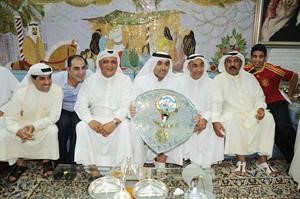 الحساوي وجاسم يعقوب وفتحي كميل وسعود بوحمد ومحمد خليل مع درع الدوريهاني الشمري