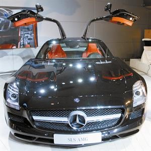 «البشر والكاظمي» تطلق السيارة الرياضية الخارقة مرسيدس – بنزSLS AMG