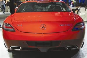 خطوط التصميم المبتكرة تظهر في الاضواء الخلفية لـ SLS AMG﻿