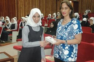 الفريح تسلم جائزة المركز الاول لاحدى طالبات ثانوية الهدى

