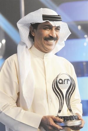 سفير الاغنية الكويتية عبدالله الرويشد يحمل جائزته