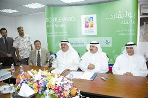 حمد المرزوق وتوفيق الجراح وعبدالحكيم الشايع وجمال معاطي خلال توقيع عقد تمويل مشروع بوليفارد