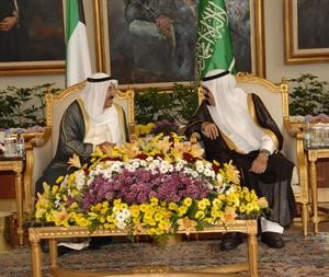 حديث بين صاحب السمو وخادم الحرمين الشريفين في مطار الملك خالد بالرياض
