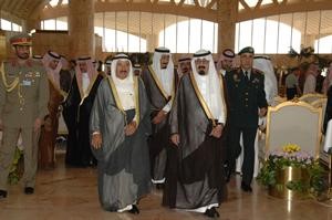 خادم الحرمين الشريفين في استقبال صاحب السمو الامير لدى وصوله الى مطار الملك خالد في الرياض بحضور صاحب السمو الملكي الامير سلمان بن عبدالعزيز
