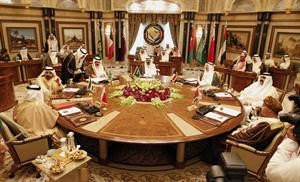 صاحب السمو الامير الشيخ صباح الاحمد وخادم الحرمين الشريفين الملك عبدالله بن عبدالعزيز وامير قطر الشيخ حمد بن خليفة ال ثاني والعاهل البحريني الملك حمد بن عيسى ال خليفة ونائب رئيس الامارات ورئيس
الوزراء وحاكم دبي الشيخ محمد بن راشد ال مكتومونائب رئيس الوزراء لشؤون مجلس الوزراء بسلطنة عمان فهد بن محمود ال سعيد و الامين العام لمجلس التعاون عبدالر