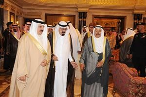 خادم الحرمين الشريفين متوسطا صاحب السمو الامير والعاهل البحريني في ختام الاجتماع