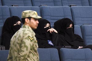 ثلاث نساء يتابعن جلسة مجلس الامة امس وامامهن احد رجال الامن افپ