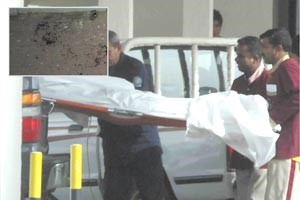 جثة الطفل القتيل الى الطب الشرعي وفي الاطار دماء المجني عليه مقابل المدرسة﻿﻿محمد ماهر﻿