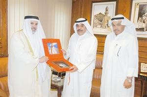 السفير الشيخ خليفة بن احمد ال خليفة يقدم درعا تذكارية للشيخ فيصل المالك
﻿