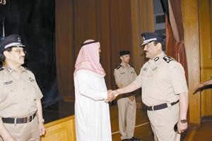 العميد معتوق العسلاوي مصافحا وزير الداخلية الشيخ جابر الخالد

