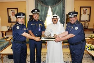 الشيخ مشعل الاحمد يتسلم درعا تذكارية من اللواء الشيخ احمد النواف واللواء فهد الشرقاوي والعميد هارون العمر
