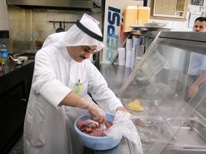 جانب من معاينة السلع الغذائية