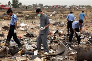 رجال الامن يبحثون عن احياء وسط الحطام
