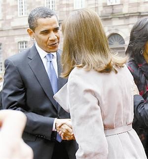 اوباما يصافح كارلا