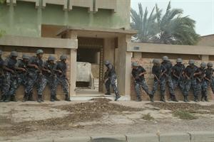 عدد من رجال القوات الخاصة اثناء اقتحامهم لاحد المواقع التي يحتمي بها ارهابيون