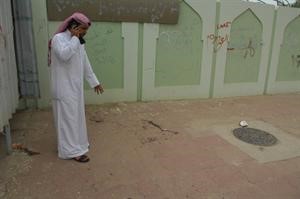 الزميل هاني الظفيري وتبدو الدماء باقية بعد 24 ساعة من الجريمة
