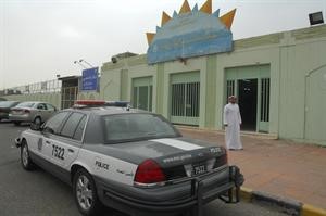 تواجد امني مقابل المدرسة التي شهدت ساحتها الخارجية الجريمة