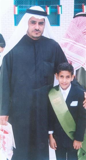 والد القتيل وابنه الضحية في صورة عقب حفل تكريم المتفوقين