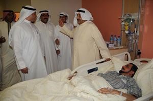 رئيس مجلس الامة جاسم الخرافي وعسكر العنيزي اثناء عيادتهما لمخلد العازمي
