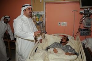 علي الراشد اثناء عيادته للعازمي