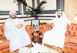 محافظ العاصمة الشيخ علي الجابر والسفير العماني سالم المعشني خلال اللقاء﻿