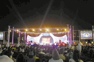 المسرح الضخم الذي اقيم عليه حفل Xسايت ويبدو الجمهور من عملائها الذين تواجدوا بـ الترفيهية