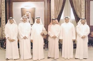 مبارك الخرينج وعلي الدقباسي يتوسطان اعضاء وفد الشعبة البرلمانية الذي غادر الى دمشق﻿