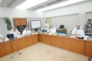 ديوسف الزلزلة واحمد السعدون والشيخ احمد الفهد خلال اجتماع اللجنة المالية امس﻿