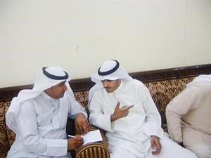 الزميل محمد الدشيش متحدثا لسعود العازمي والد القتيل
