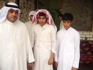 والد الطفل القتيل الى اقصى اليسار ويبدو شقيقه محمد وشقيقه الاصغر سعد