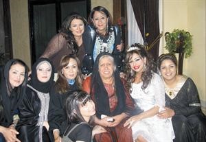 سناء يونس مع الفنانة القديرة حياة الفهد وبطلات مسلسل دمعة يتيم 