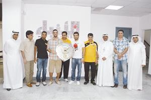 الزملاء عبدالعزيز جاسم واحمد حسين ومفرح الشمري وبلال غملوش ويحيى حميدان مع ابطال الدوري الممتاز﻿