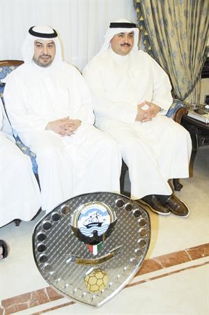 الشيخ طلال الفهد معالمطير وامامهما درع الدوري