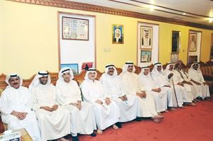 محمد العوضي مع عدد من رواد ديوانيته