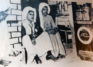 محمد العوضي جالسا في دكانه في منطقة القبلة