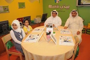 العمر والفوزان يشاركان الاطفال هواية الرسم﻿