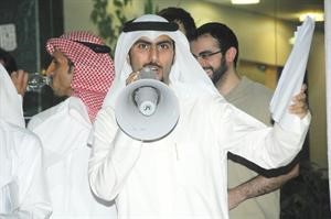 محمد الزمانان متحدثا خلال الاعتصام