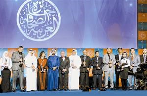 نائب رئيس دولة الامارات العربية المتحدة رئيس مجلس الوزراء حاكم دبي الشيخ محمد بن راشد ال مكتوم متوسطا الفائزين بجائزة الصحافة العربية
