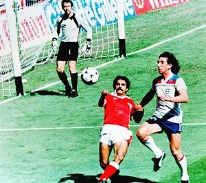 لاعب الازرق عبدالله معيوف يبعد الكرة
من امام الانجليزي بول مارينر افپ