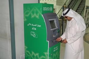 عملاء يستخدمون الجهاز الجديد في مستشفى السلام﻿