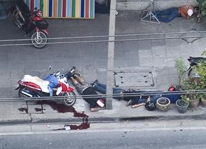 جثث وجرحى لعناصر من القمصان الحمر سقطوا بنيران الجيش وقناصة مجهولون في بانكوك