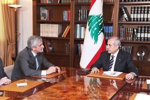 الرئيس ميشال سليمان مستقبلا وزير الدفاع الفرنسي هيرفيه موران في بيروت امس محمود الطويل