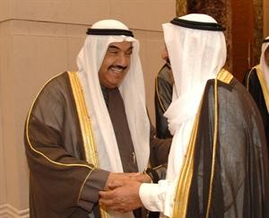صاحب السمو الامير مصافحا سمو رئيس الوزراء الشيخ ناصر المحمد