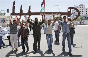 فلسطينيون يحملون مفتاحا رمزا للمنازل التي هجروا منها في 48 وذلك خلال مسيرة في غزه بمناسبة ذكرى النكبة اپ﻿
