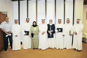 دعلي الشملان متوسطا الفائزين بجائزة افضل بحث لعام 2008﻿