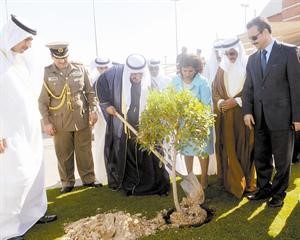 سمو رئيس مجلس الوزراء الشيخ ناصر المحمد اثناء غرس الشجرة بحضور نبيلة العنجري وحسان بايرلي﻿