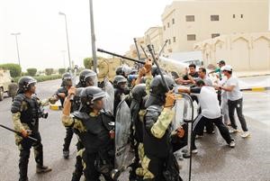 التعامل مع المتظاهرين
