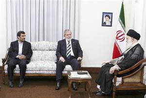 المرشد الاعلى للثورة الاسلامية في ايران علي خامنئي مستقبلا الرئيس البرازيلي لولا دا سيلفا بحضور الرئيس الايراني محمود احمدي نجاد في طهران امسرويترز﻿