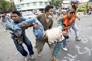 متظاهرون يحملون زميلا لهم بعد اصابته جراء الاشتباكات مع الشرطة التايلندية امس			افپ
﻿