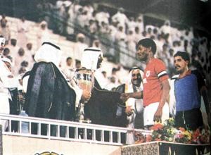 الامير الوالد الراحل الشيخ سعد العبدالله رحمه الله يسلم كاس البطولة الى كابتن الفحيحيل ربيع سعد في عام 1986﻿